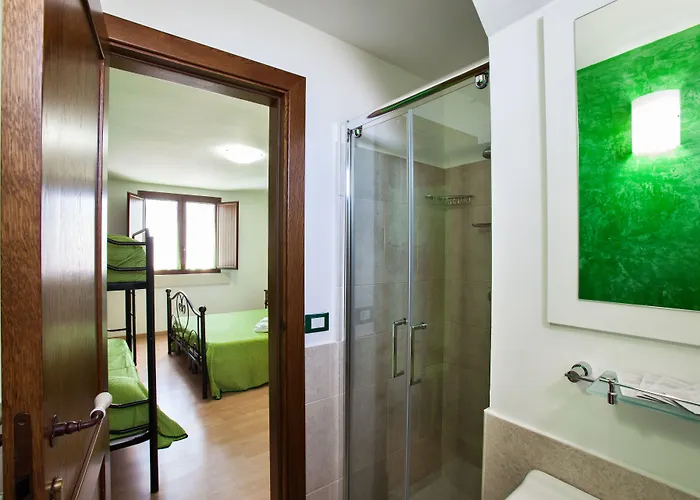 לינה וארוחת בוקר Perla Del Sud 3*