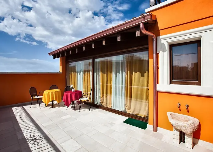 לינה וארוחת בוקר Perla Del Sud 3*